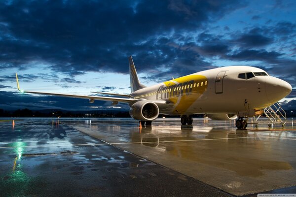 Por la noche, el avión despega y flota sobre el cielo azul