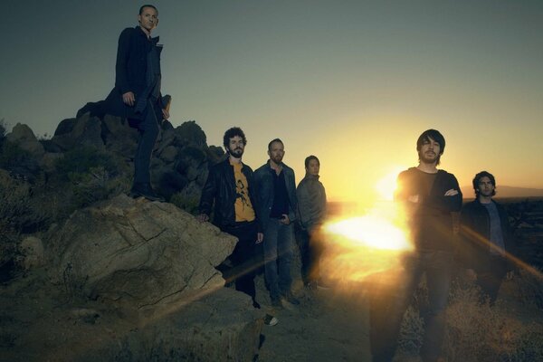 Linkin Park Gruppe posiert bei Sonnenuntergang