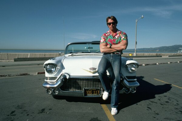 Arnold Schwarzenegger en una camisa de color