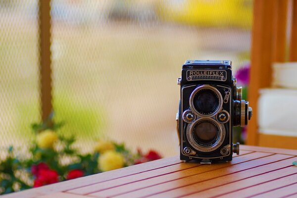 Appareil photo se trouve sur une table en bois