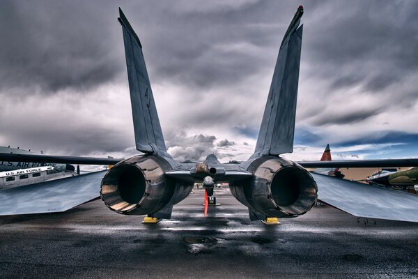 Avión militar con grandes turbinas