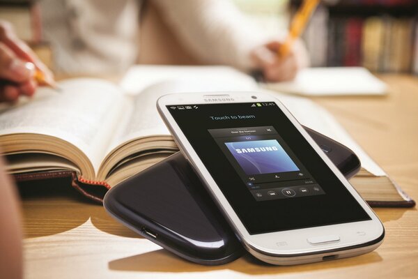 Android Samsung galaxy s3 accanto ai libri sulla scrivania