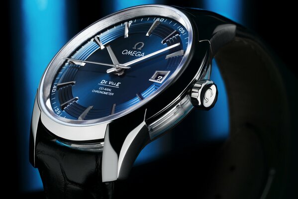 Montre Omega avec cadran bleu sur fond noir et bleu