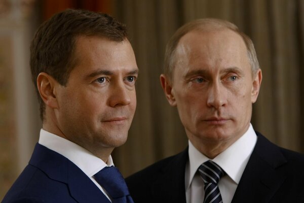 Ritratto di due leader Medvedev e Putin