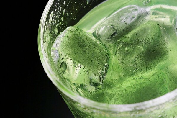 Un vaso con Mojito y hielo. Disparo macro