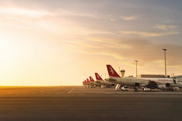 Aviones de Air Arabia están en el aeropuerto