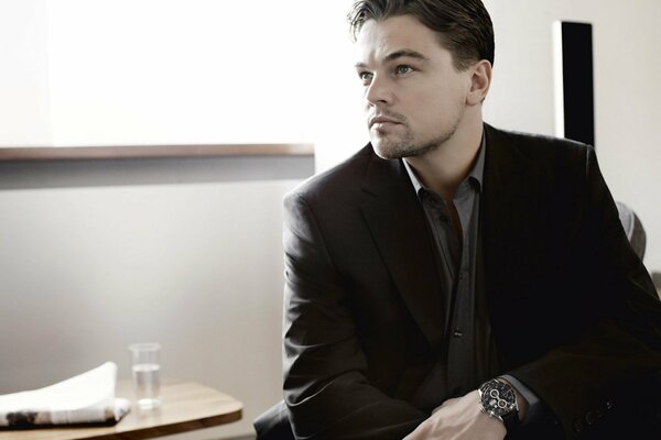 Leonardo dicapri elegancki aktor i przystojny mężczyzna