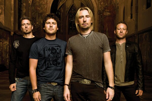 Les membres du groupe Nickelback posent