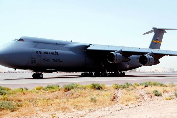 L aereo cargo è atterrato alla sua base