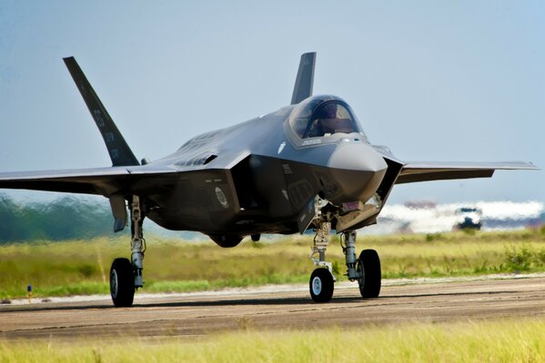 Avión negro parado en la pista