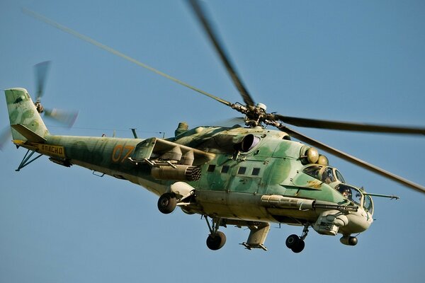 Rosyjski śmigłowiec Mi-24 leci po niebie