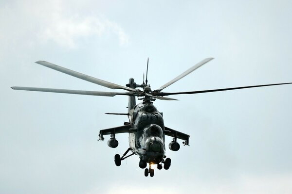 Czarny wojskowy helikopter leci