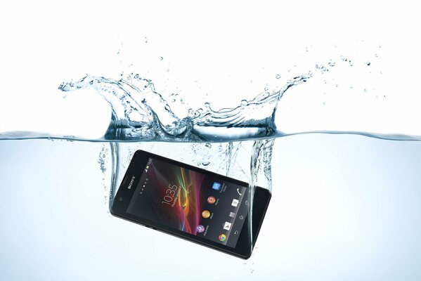 Sony Xperia Handy im Wasser