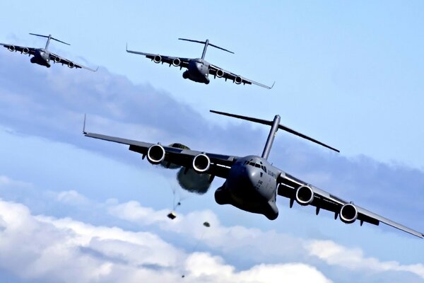 Los aviones vuelan por encima de las nubes