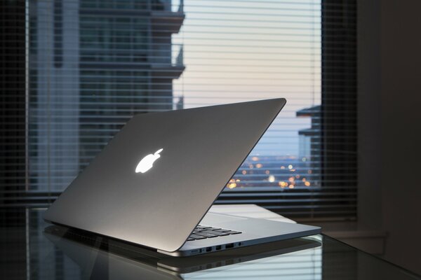 MacBook Pro retina ordinateur portable sur la table en face de la fenêtre