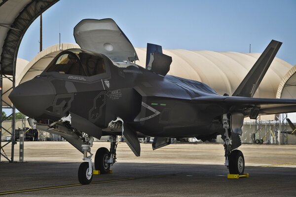 Das Turbo-Propeller-Militärflugzeug f-35 steht im Hangar