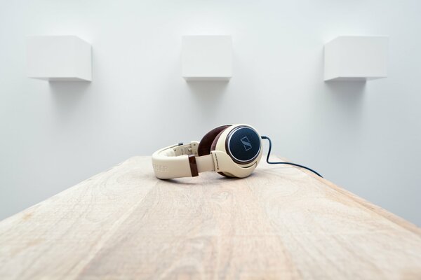 Auriculares sennheiser hd598 en una habitación sobre una mesa con paredes claras