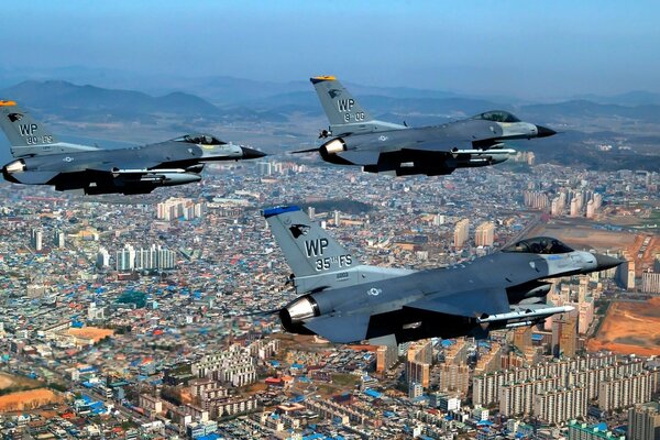 Tres aviones de combate sobrevuelan la ciudad