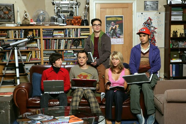 The Big Bang theory everyone is sitting on the couch