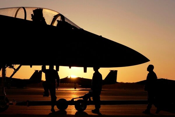 Militärflugzeug f -15 auf dem Flugplatz