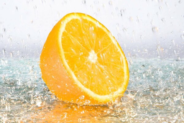 Citron derrière le verre avec des gouttelettes d eau