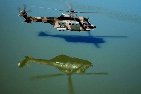 Un hélicoptère militaire survole l eau