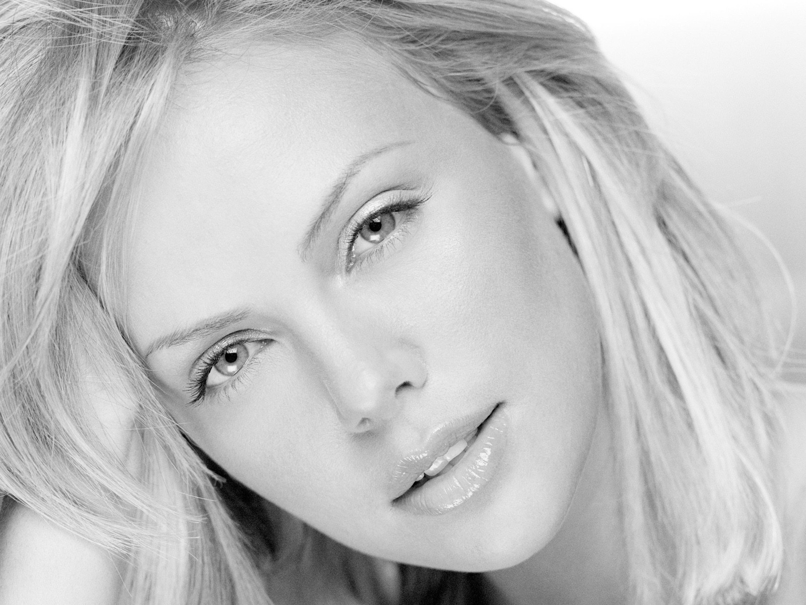 charlize theron blanco y negro