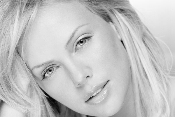 Retrato en blanco y negro de Charlize Theron