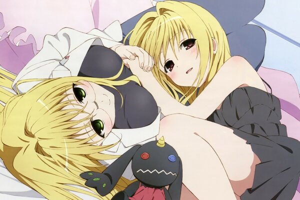 Zwei Mädchen mit blonden Haaren liegen umarmt