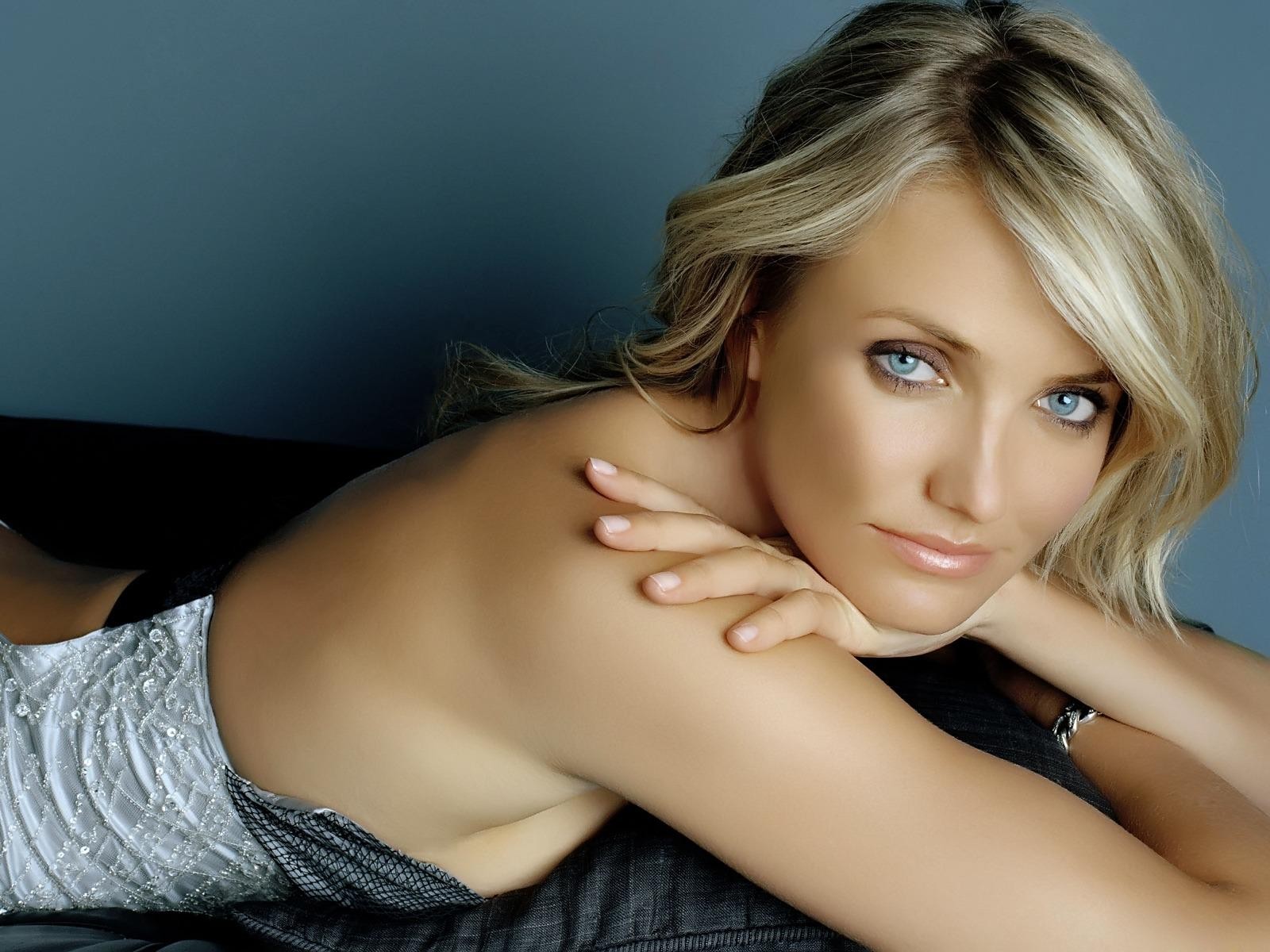 cameron diaz liegt schaut zu