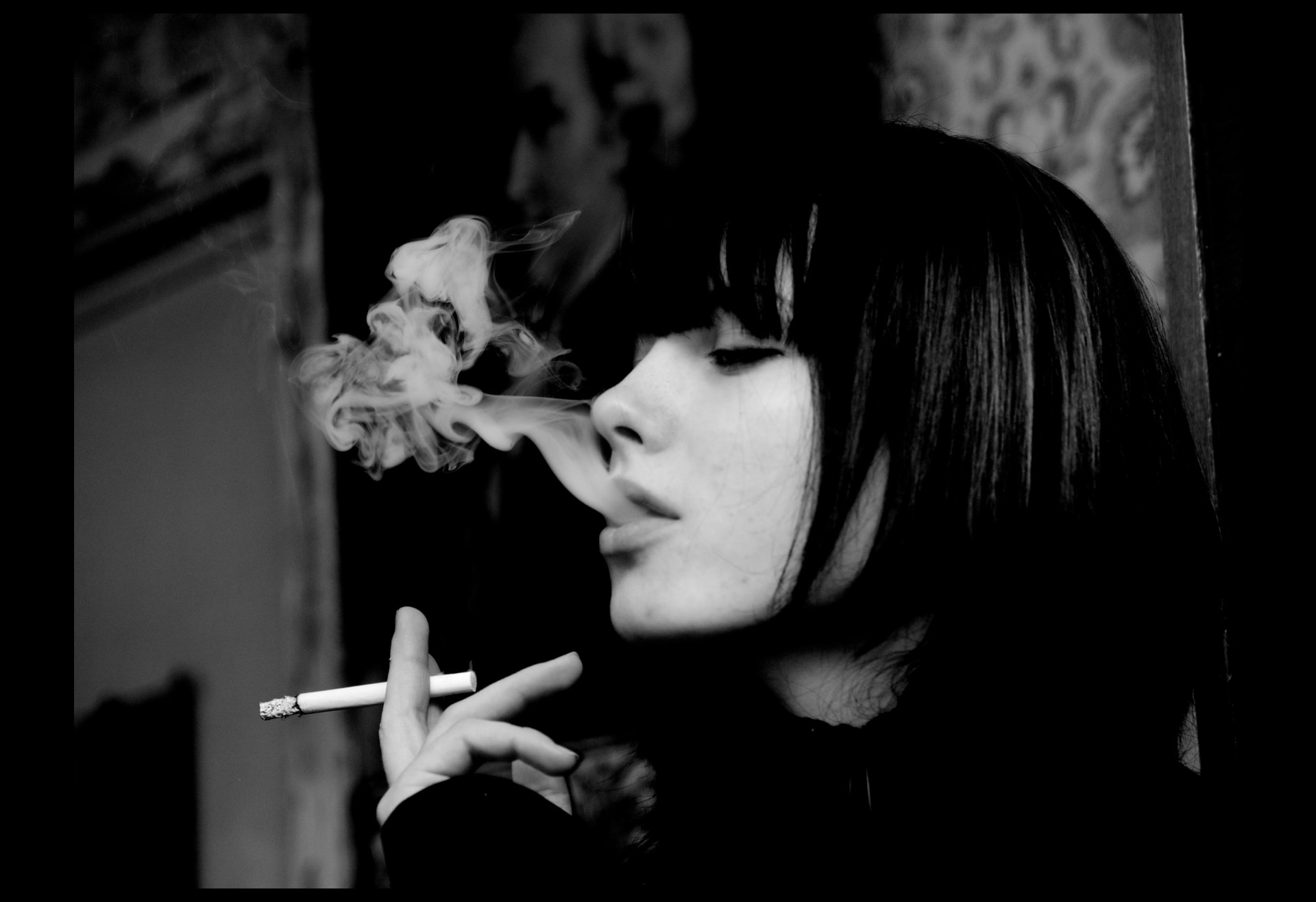Курящая девушка Секс видео