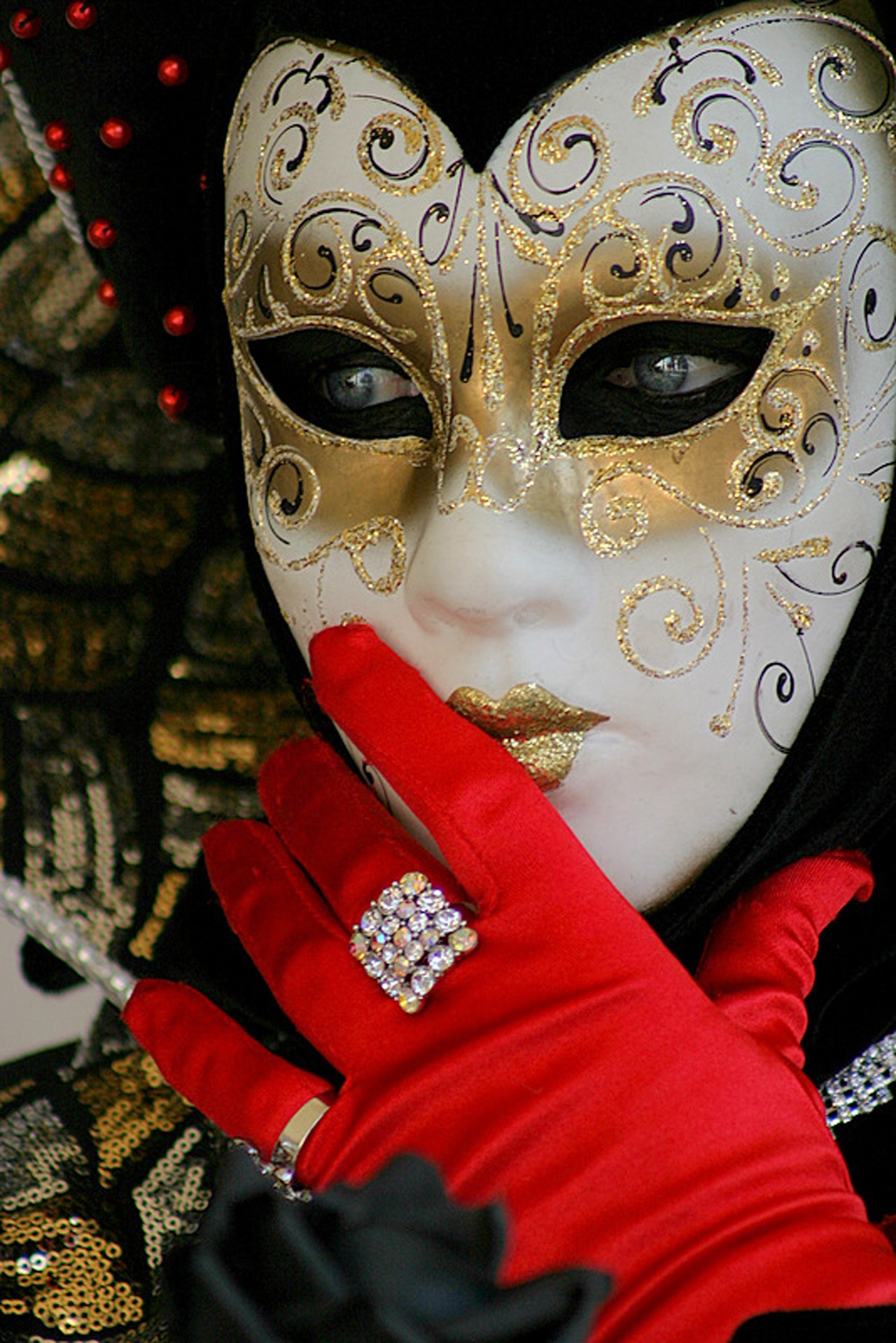 maschera mistero guanti gioielli