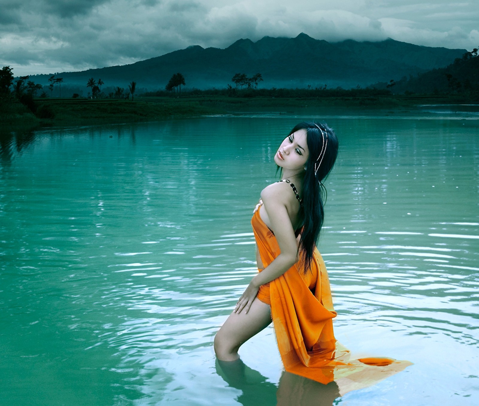 ragazza asiatica acqua montagna alberi vestito