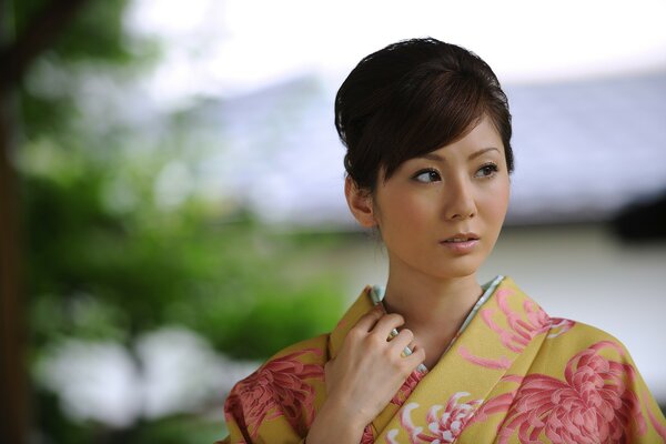 Portrait d une femme japonaise en kimono sur fond de nature