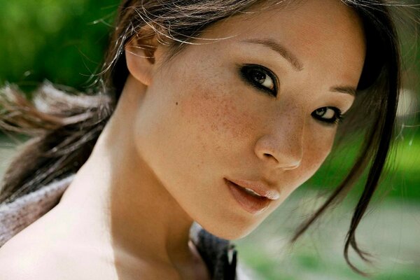 La cara de Lucy Liu con los ojos pintados de negro