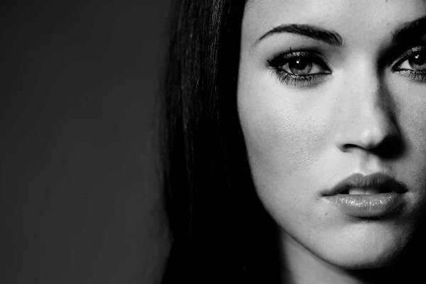 Megan Fox Nahaufnahme auf grauem Hintergrund