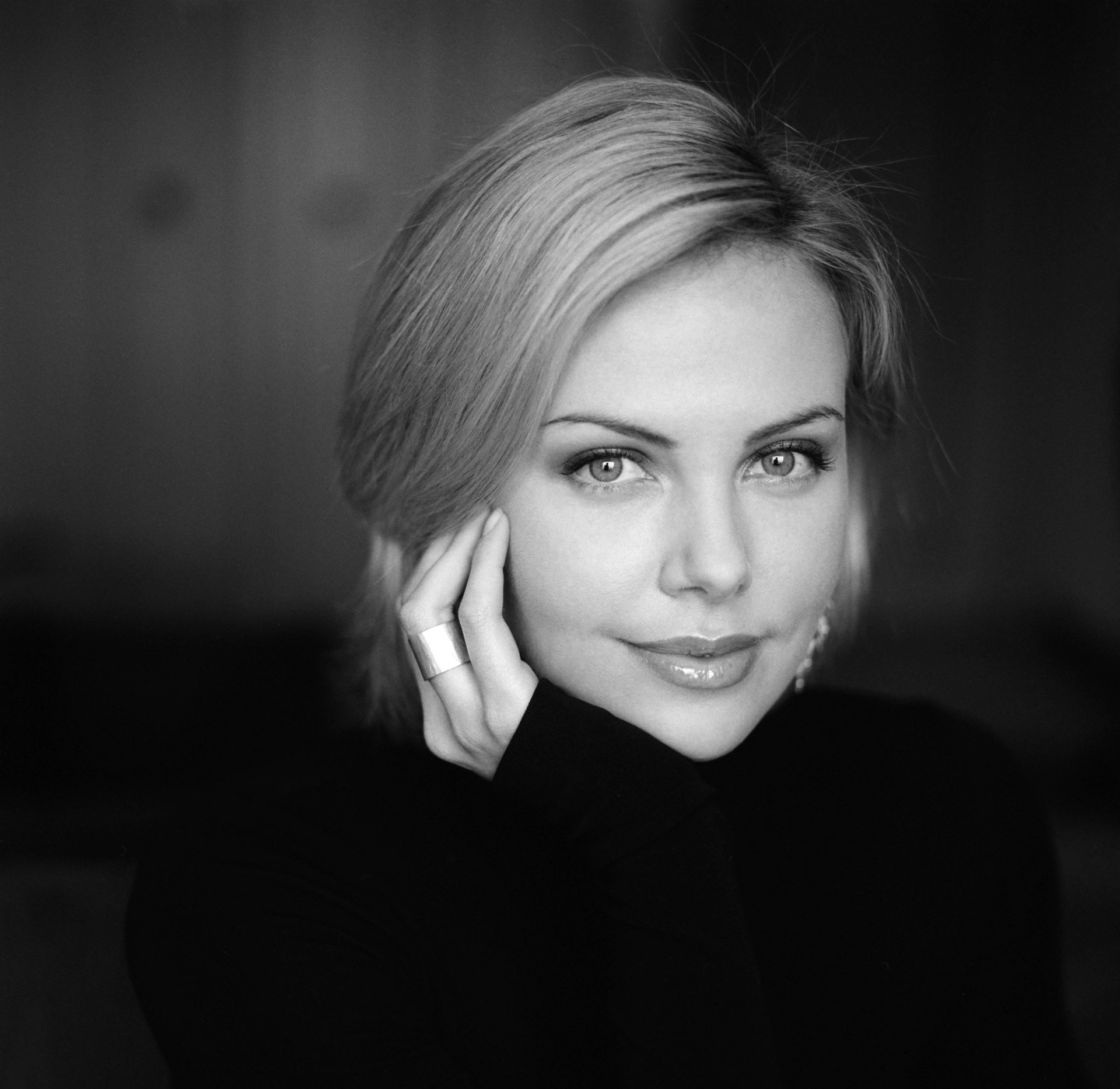 charlize theron noir et blanc