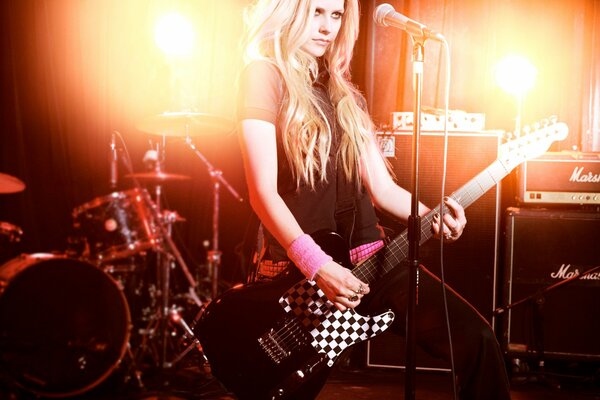 Rubia Avril Lavigne en el Club con la guitarra