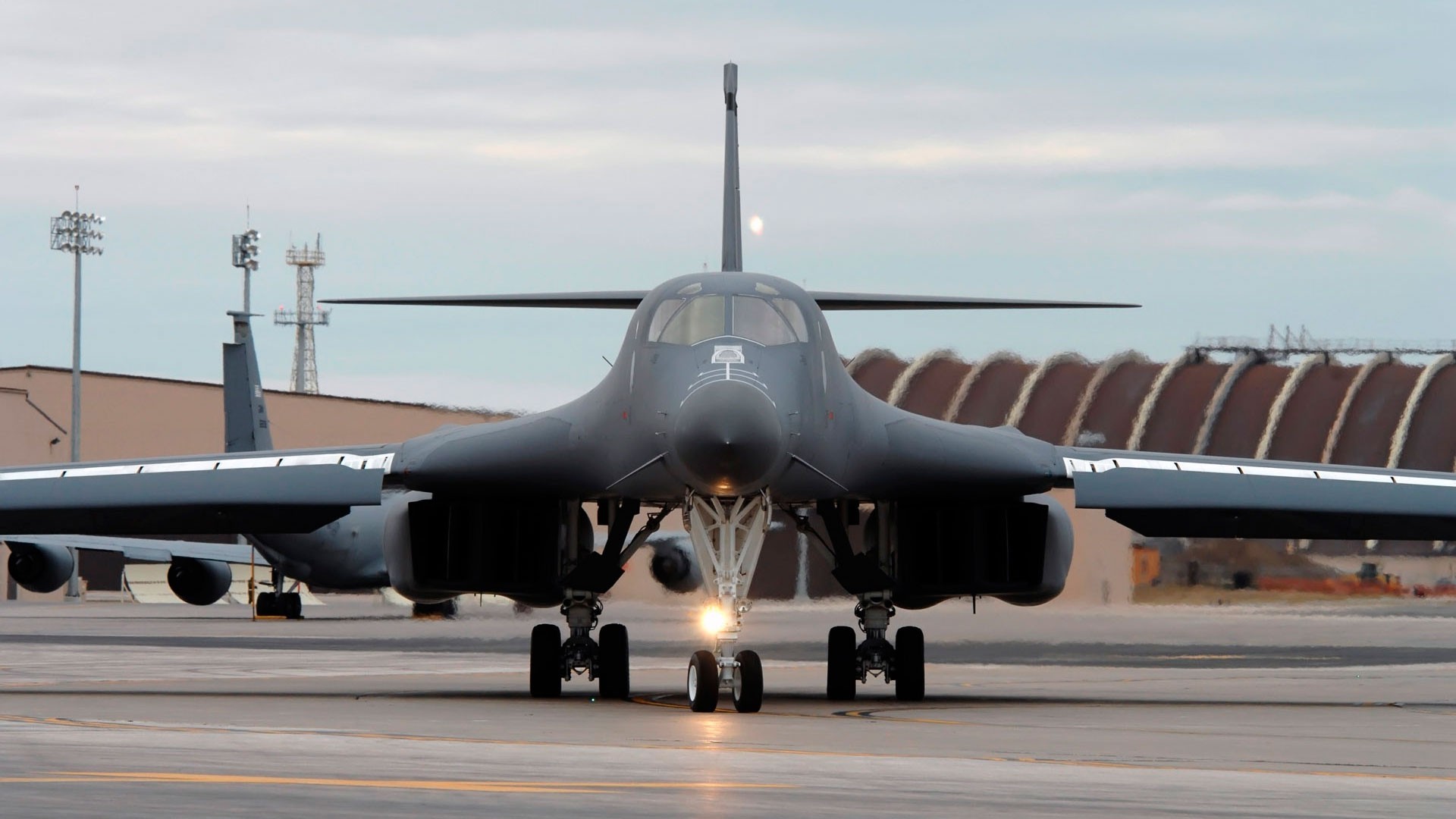 avión b-1 militar bombardero