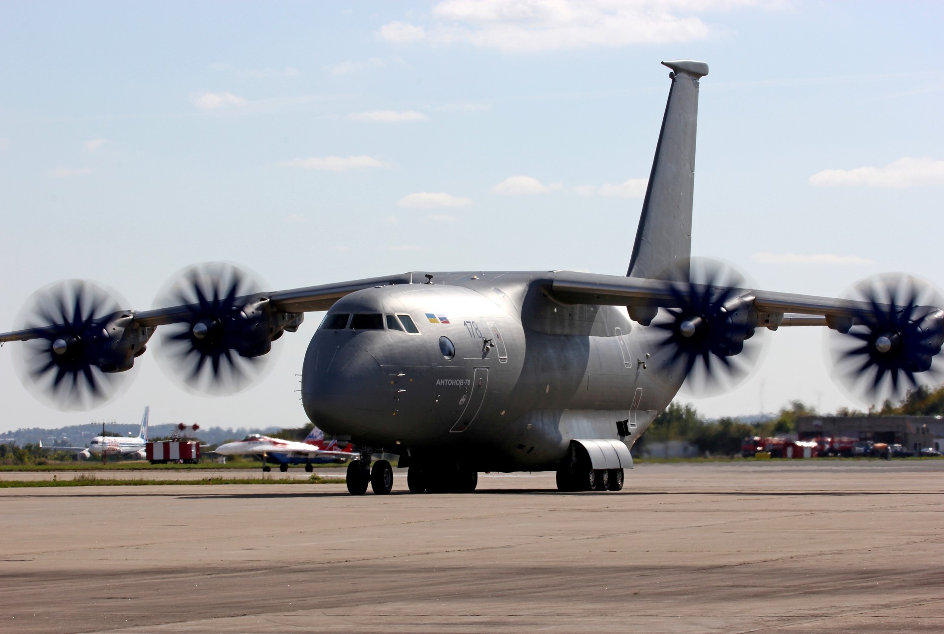 avión aeródromo an-70 ruso