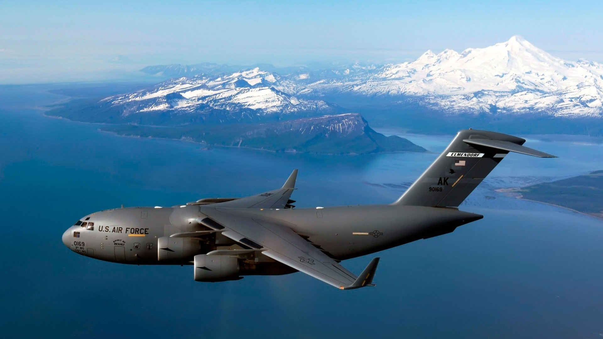 plane c-17 military mountain