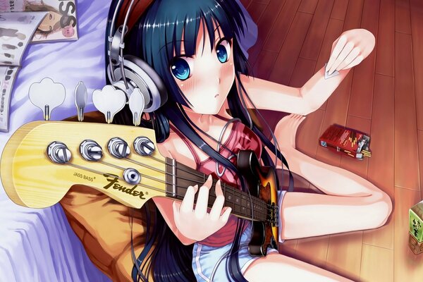 Chica con grandes ojos cuidadosamente toma un acorde en la guitarra
