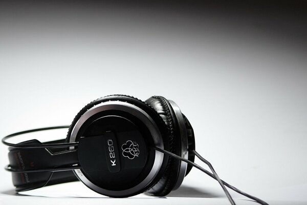 Auriculares grandes negros con cable