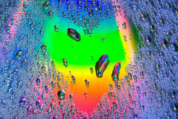 Corazón arcoíris de gotas de agua