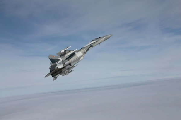 Fighter SU dans le ciel nous nuages