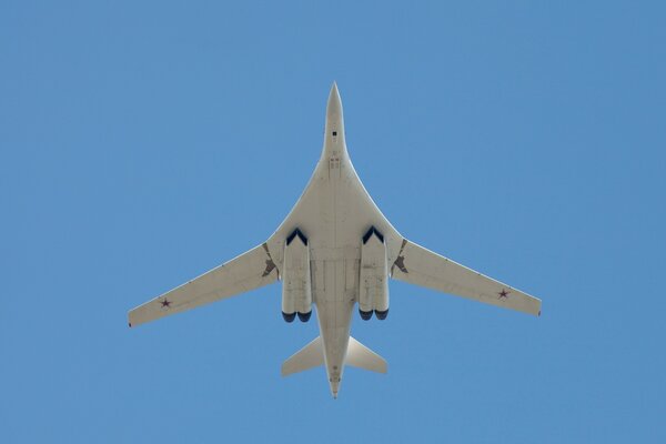 L aereo Tu-160 vola nel cielo blu