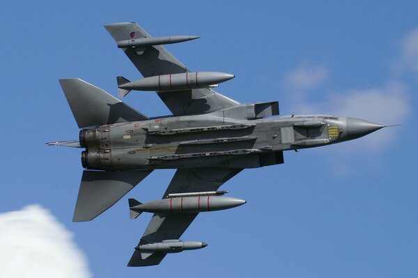 Caccia tornado nel cielo blu