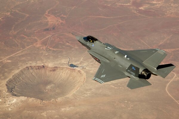 Samolot wojskowy Lockheed Martin wykonuje lot testowy