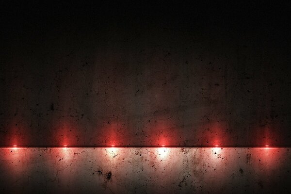 Красные лампочки светят на стену