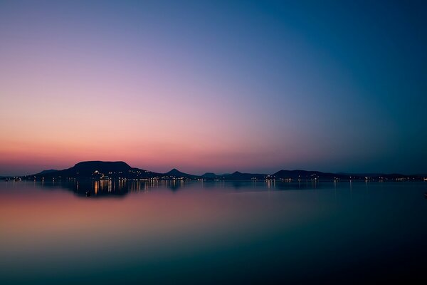 Le luci della città di noko sulla riva